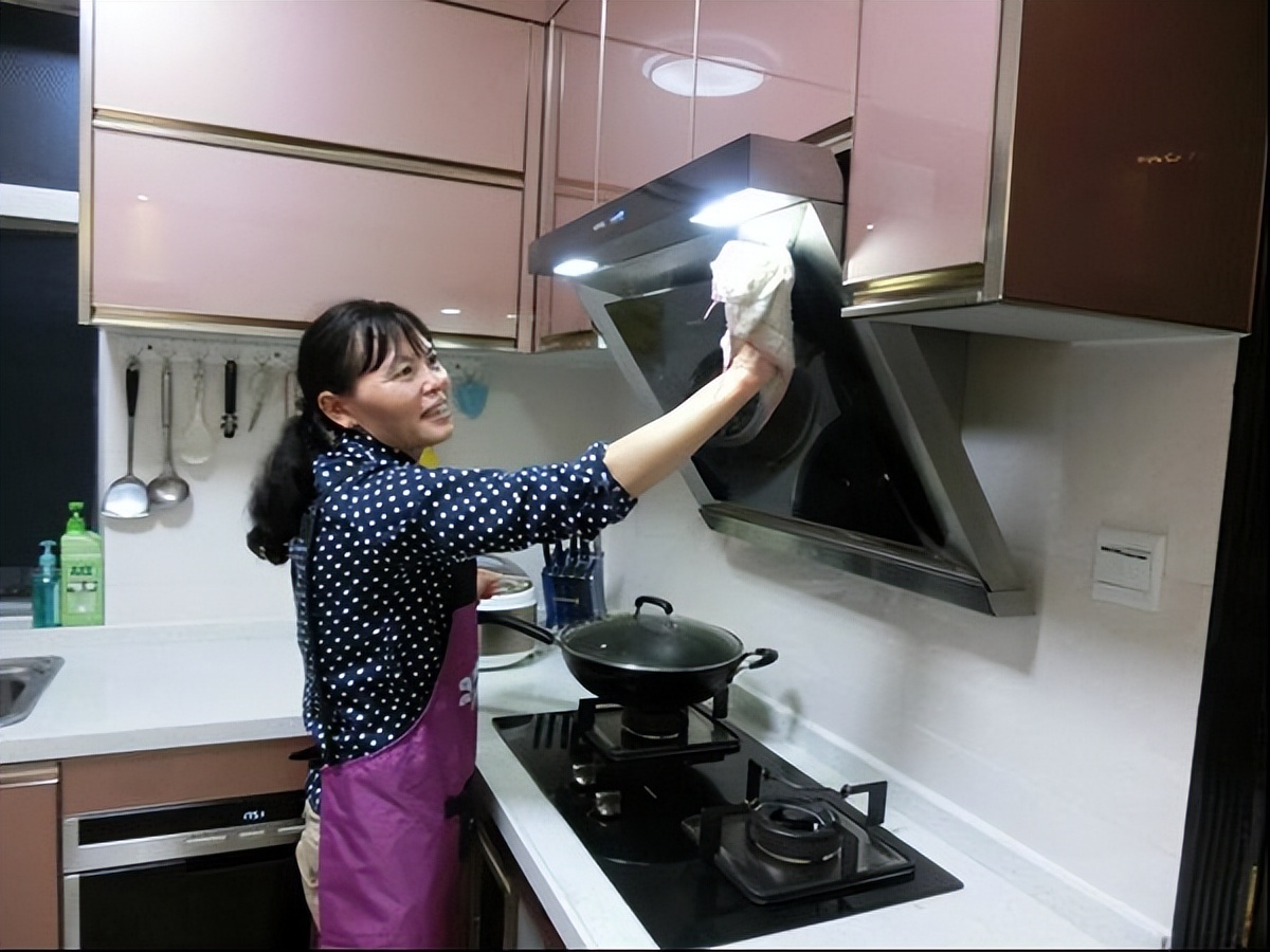 85岁老人坦言:聘请住家保姆给自己养老,比子女照顾更舒适