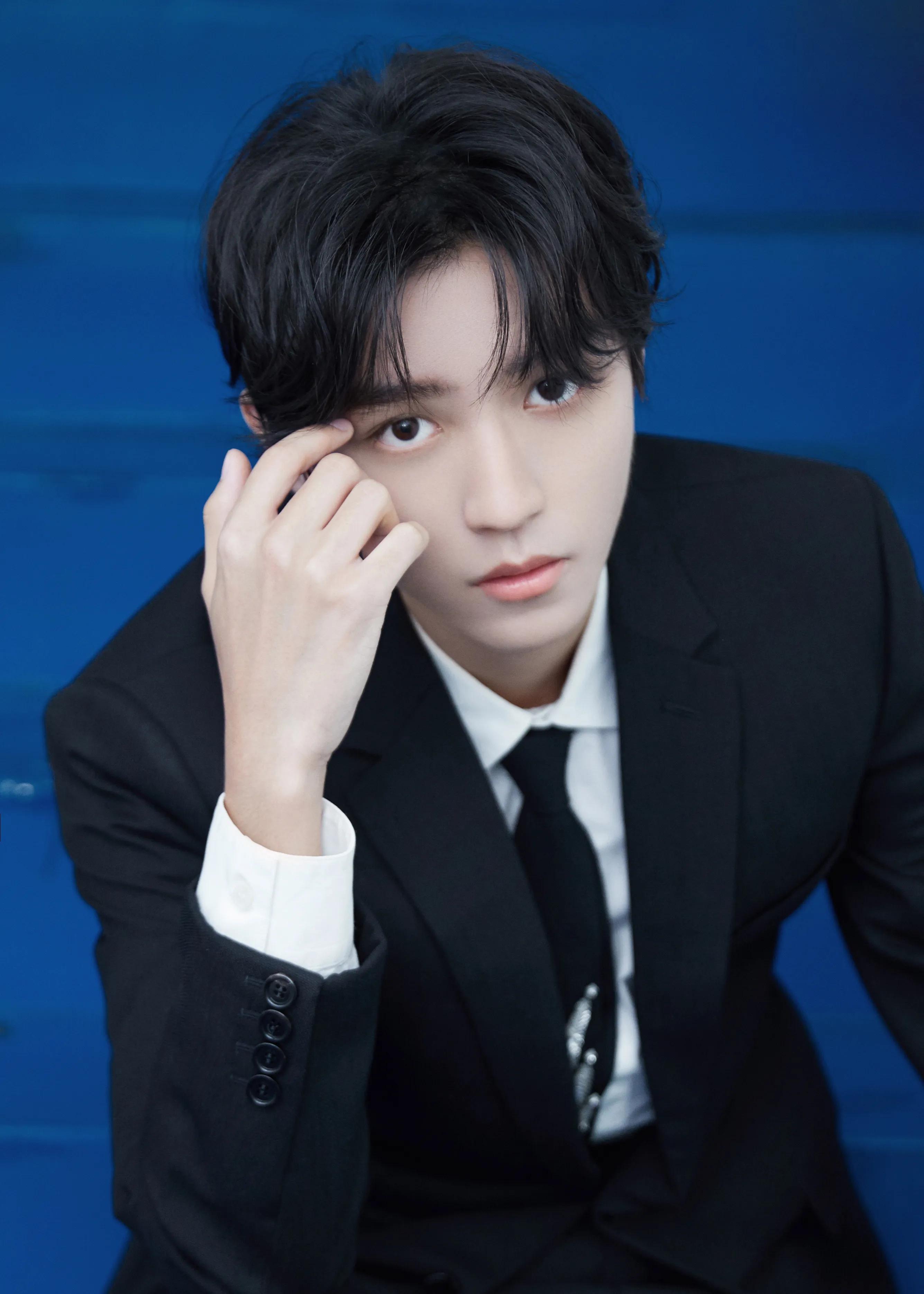 王俊凯刺绣工艺装点黑色西装