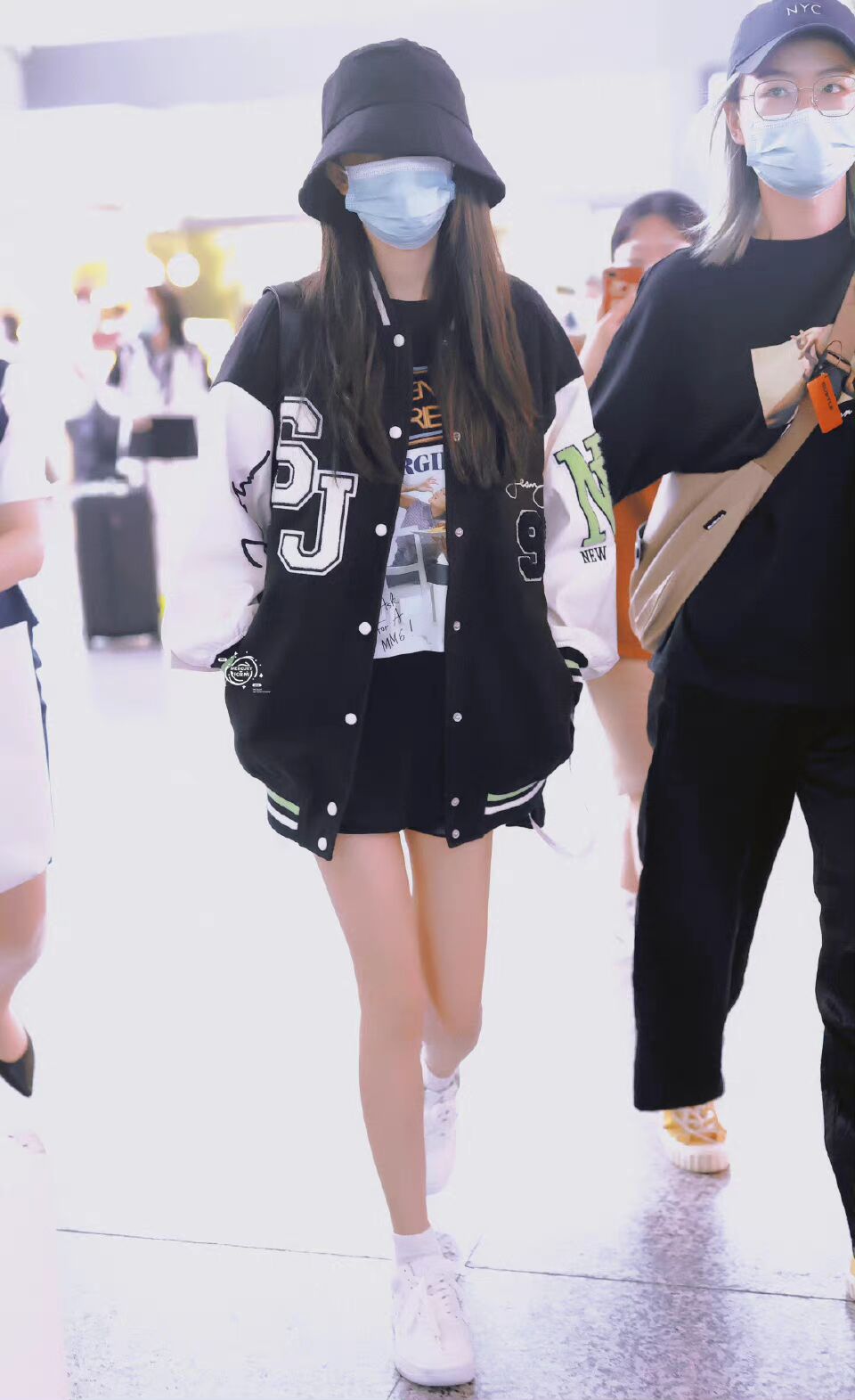 杨幂带火了一种穿搭叫“上面去运动，下面去约会”，高级又吸睛