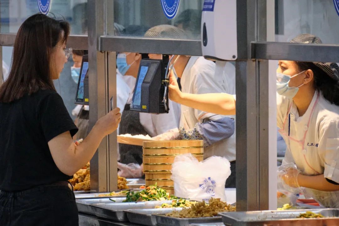 “面朝”大海，坐拥网红咖啡馆！大连一高校“精致生活”曝光，网友：太羡慕！