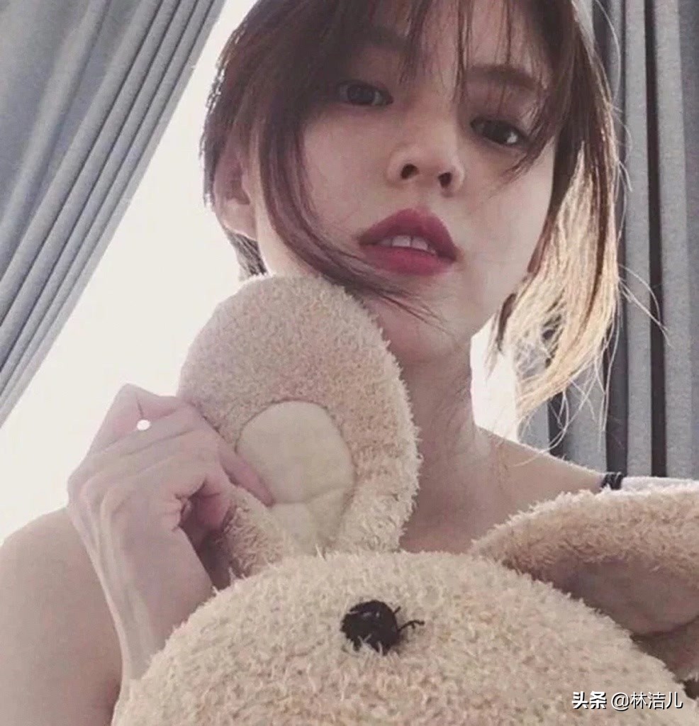 想变身韩素希同款清冷感拽姐？速学这款烟熏妆，甜飒氛围感拉满了