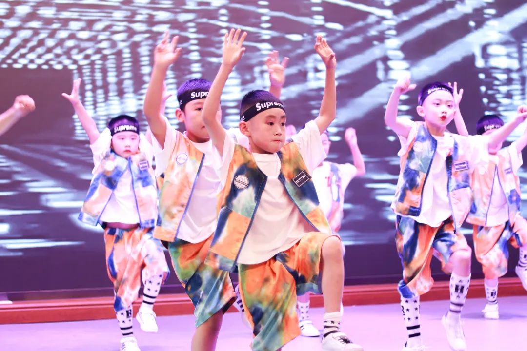 天府新区华阳实验小学举行“童星耀五月·艺术绽花开”群舞比赛