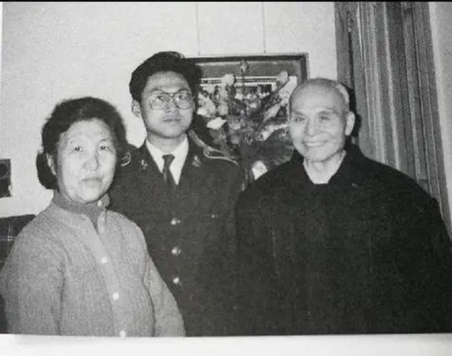 文强获特赦后到美国访友，得知台湾有100万美金可领，他果断拒绝