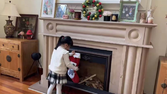 伊能静晒一家三口迎接圣诞，小米粒开心歌唱，正脸曝光像爸爸秦昊