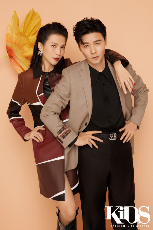 张晋蔡少芬携儿女拍写真，儿子像爸俩女儿像妈，一家五口幸福有爱