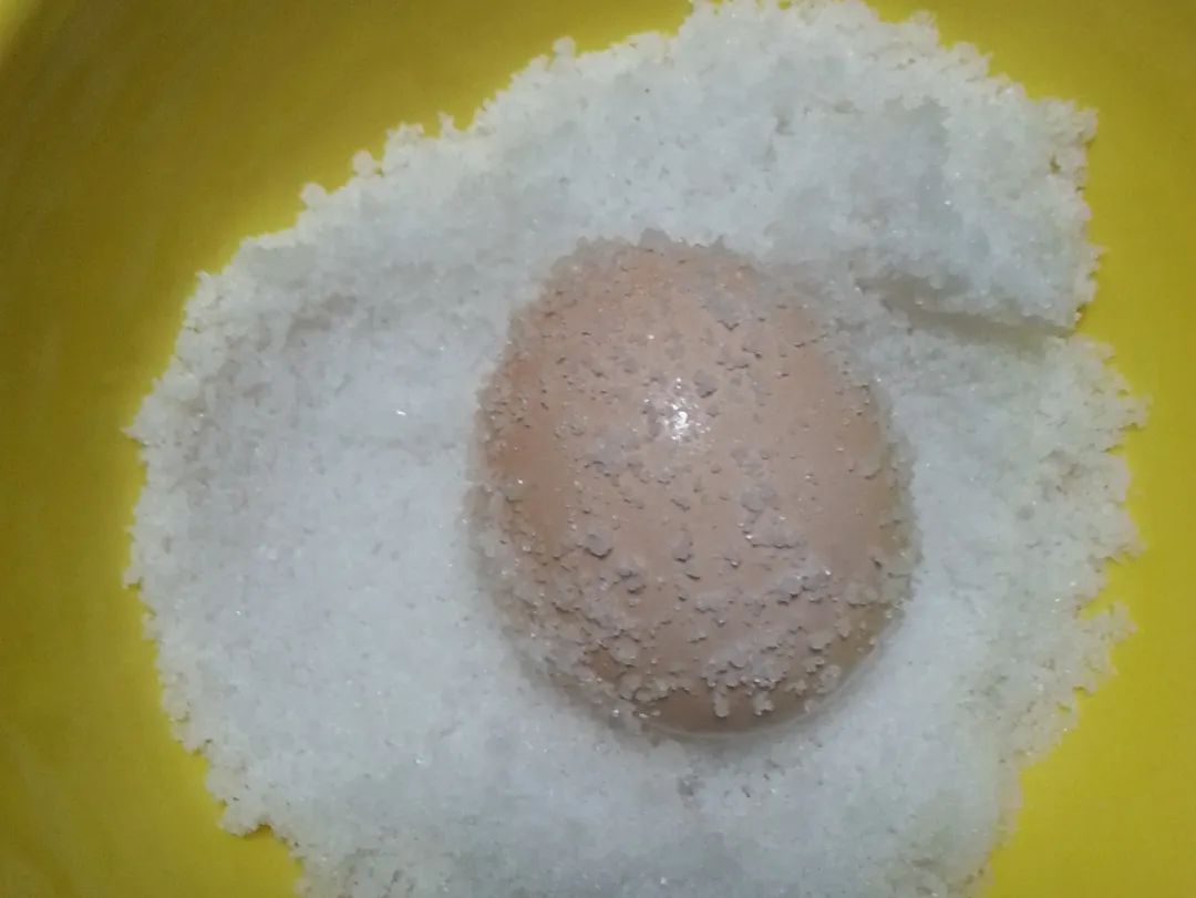 三步咸鸭蛋！沙子里出油还不咸，半个月就可以吃了。