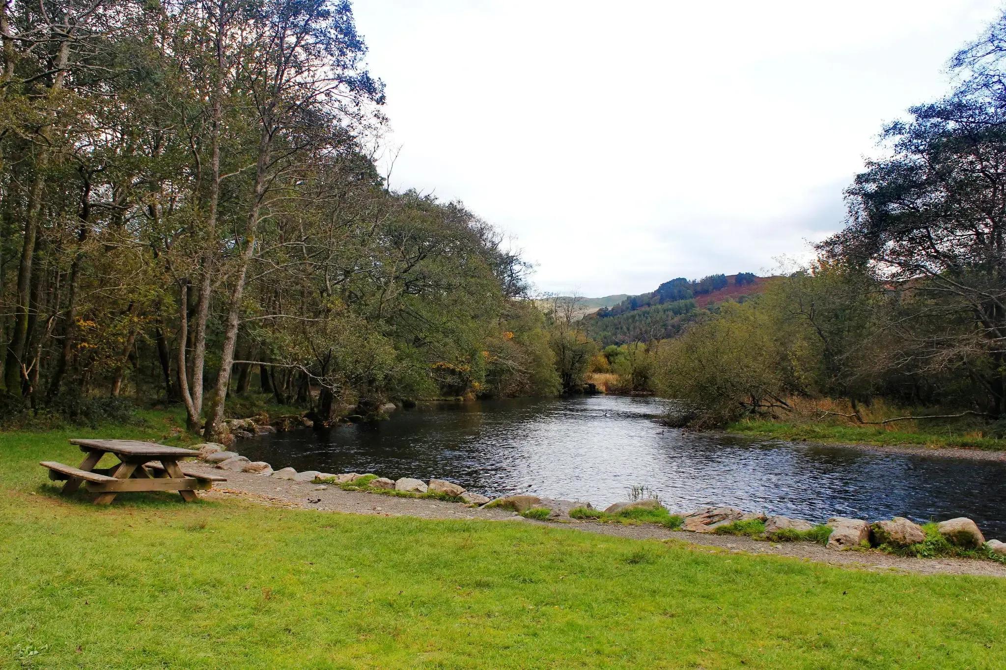 河边小路上的钥匙与紫色小扣