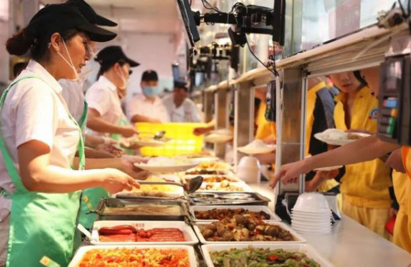 一大学现“智慧食堂”，学生自助打饭，网友：不用担心阿姨手抖了