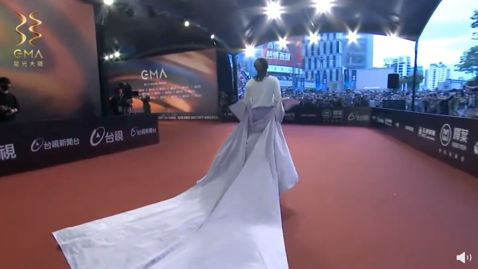 这是颁奖还是开业？金曲奖艺人造型齐翻车，现场变成乡村大舞台？