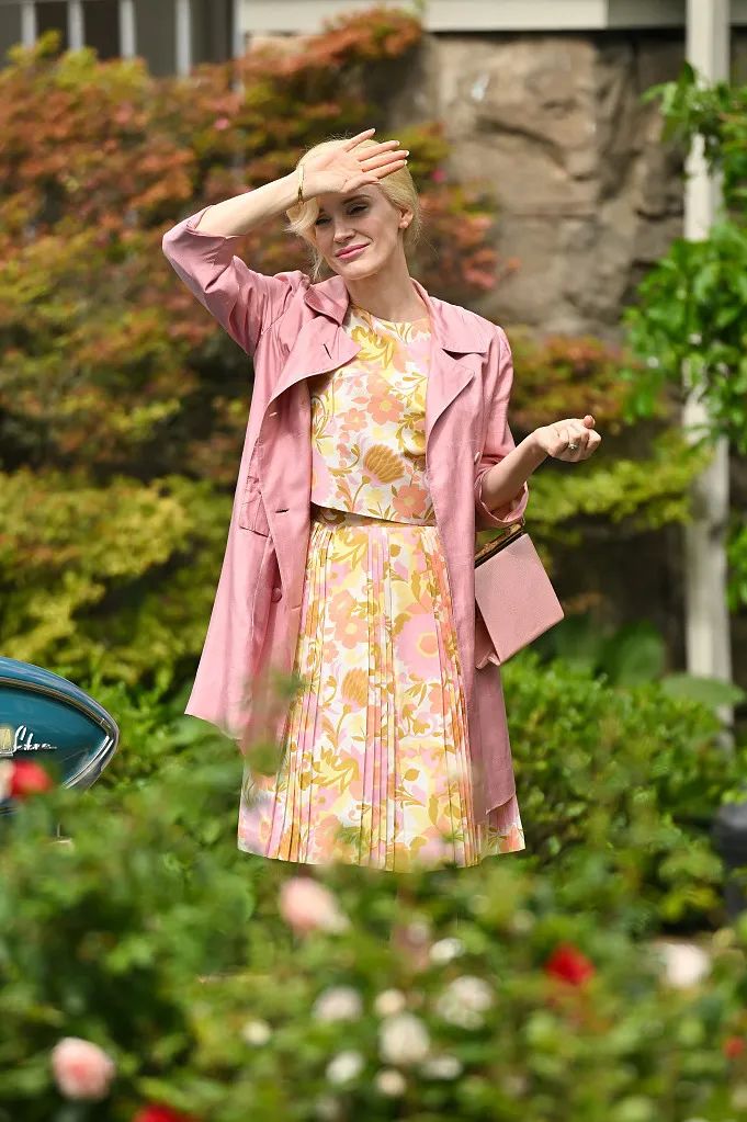 爱她公主般美丽的外貌，更爱她女王般强大的内核