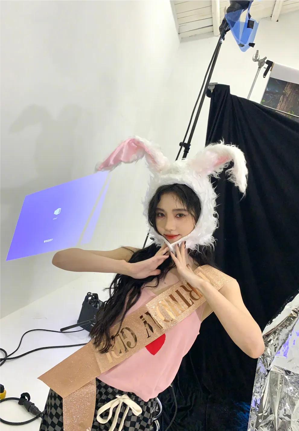 拥有兔子耳朵的鞠婧祎，可爱加倍，哪张美照让你眼前一亮呢？