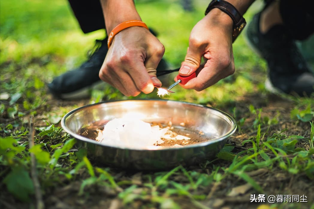 徒步、登山、穿越、探險，進入荒野時應該始終攜帶的14種生存工具