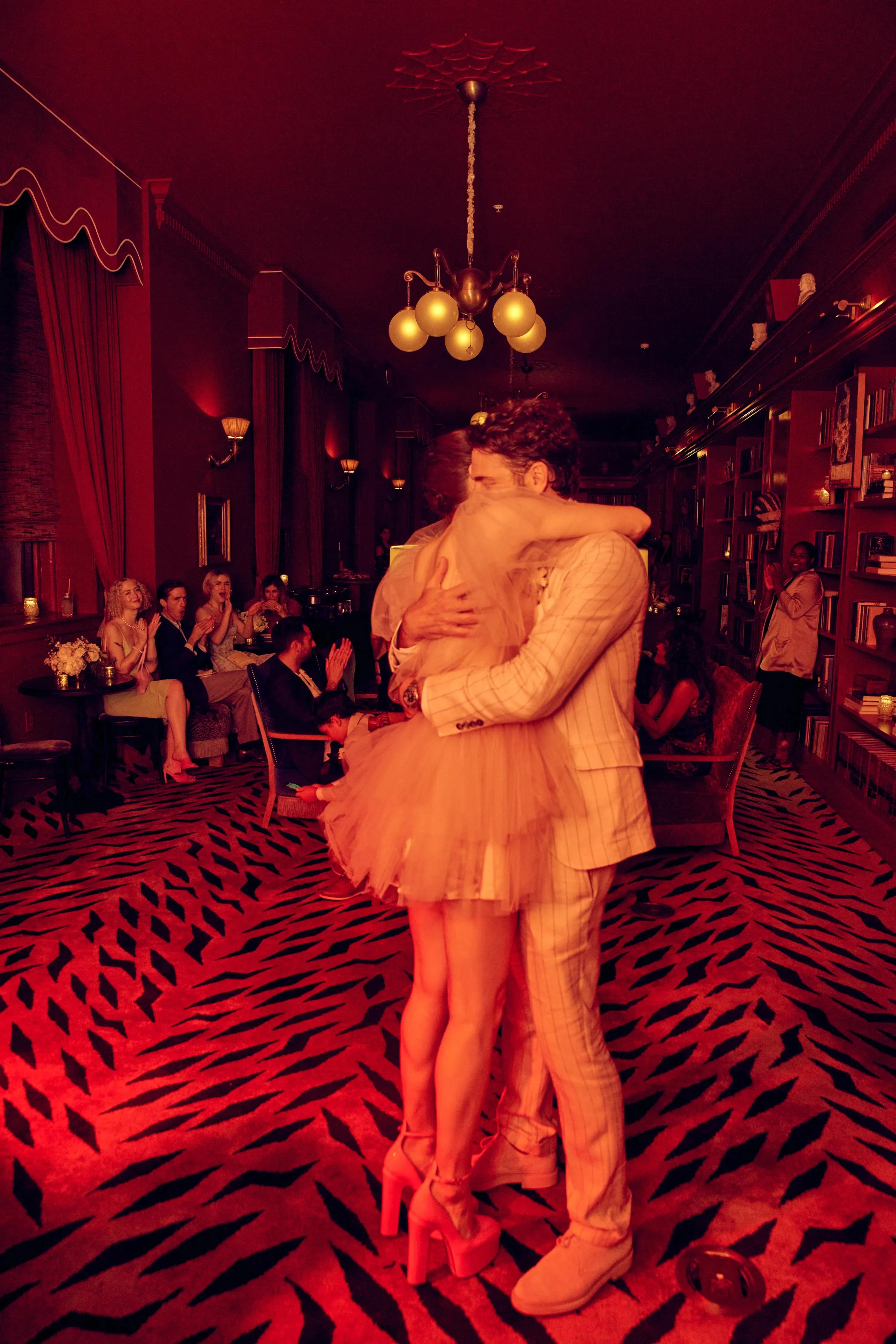 亚历珊德拉•达达里奥跟男友结婚了！俩人浪漫甜蜜婚礼照让人嫉妒