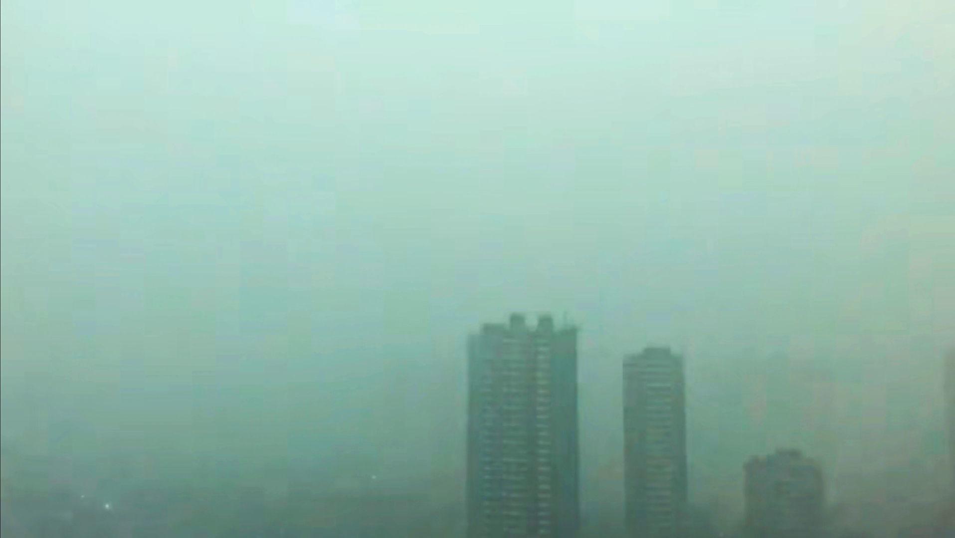 郑州“7·25”大暴雨，天空变黑后又变绿，接着又变黄，为何会这样