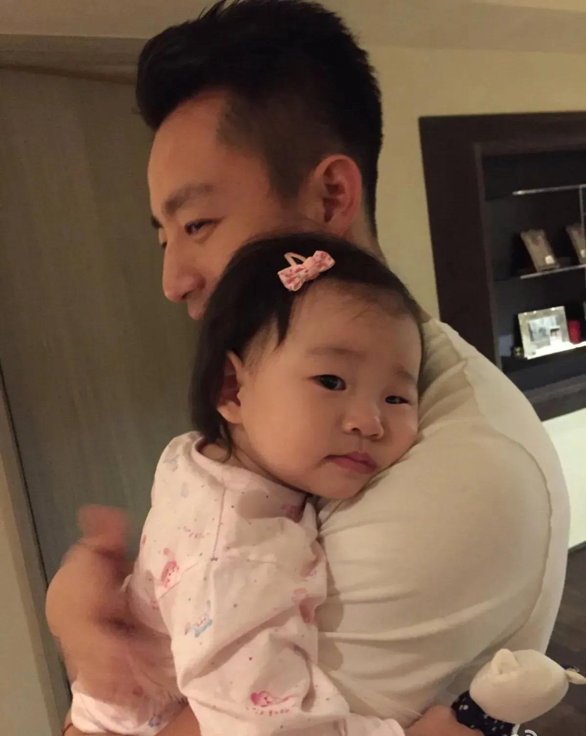 “曲终人散”的人生：大S一家忙着晒幸福，汪小菲满脸憔悴又孤单