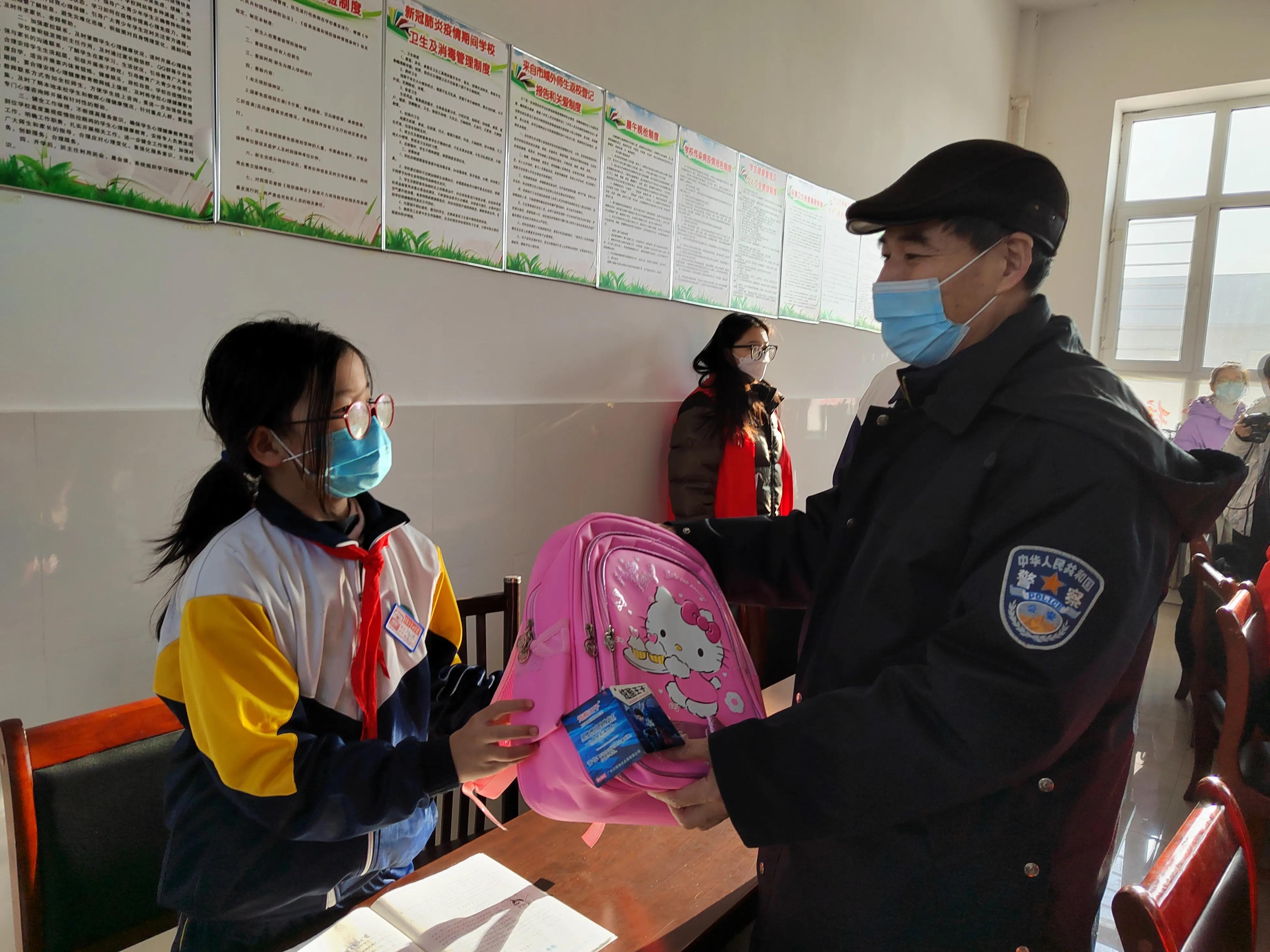 宝清县夹信子镇关工委爱心捐赠，情暖人间