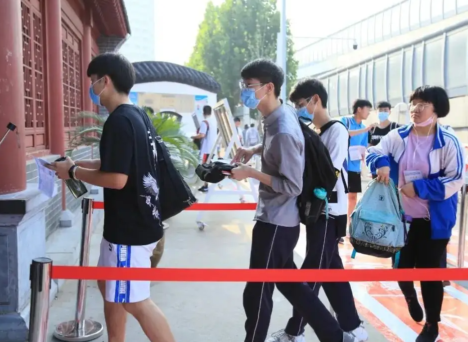 2022年为“高考小年”，录取分数线将下降？资深教师给出答案