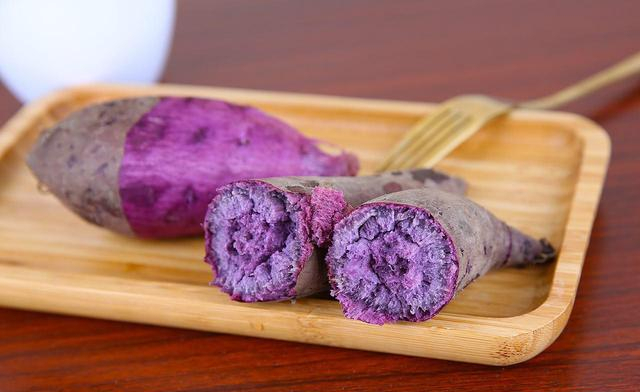 女人想要气色红润显年轻，多吃“花青素”高的4种食物，营养健康