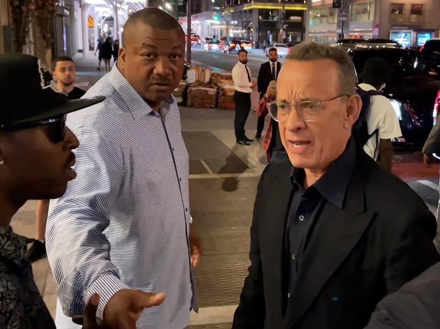 眼见妻子被粉丝碰撞，阿汤哥动怒飙骂脏话，网友直呼：好男人