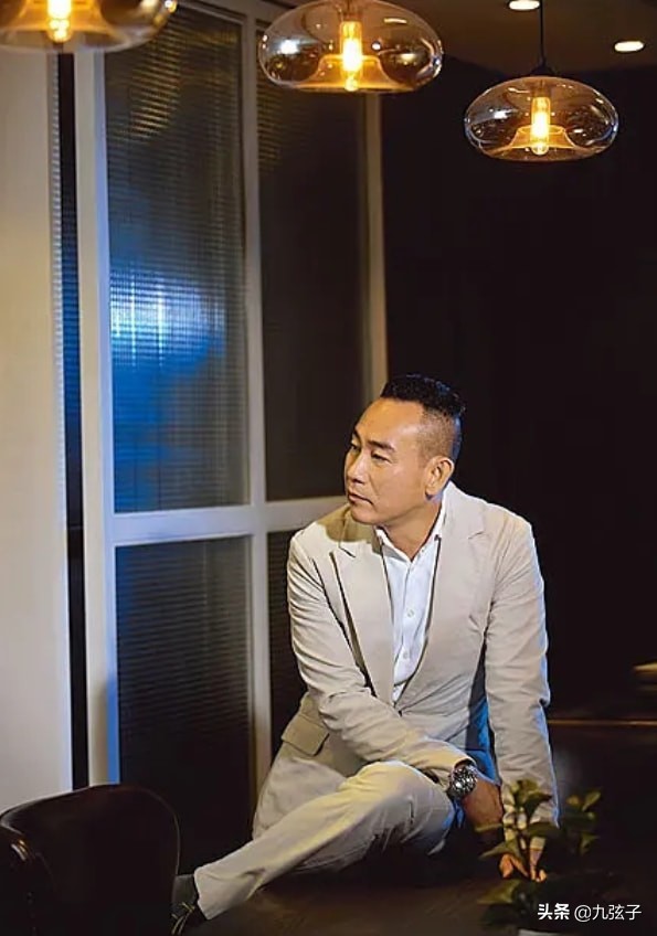 TVB“末代皇帝”林保怡的双面人生，57岁依然单身