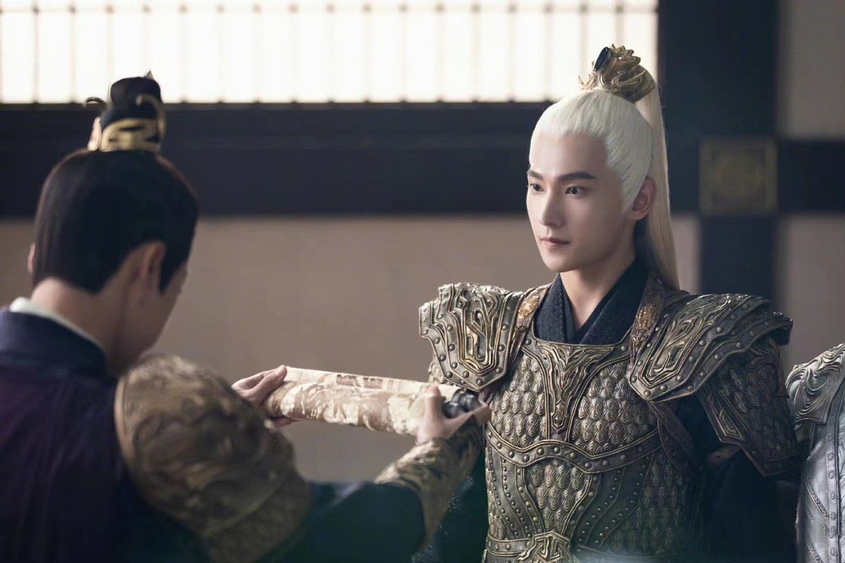 同样是演“白发美男”，有人一眼万年，有人像顶了一头枯草