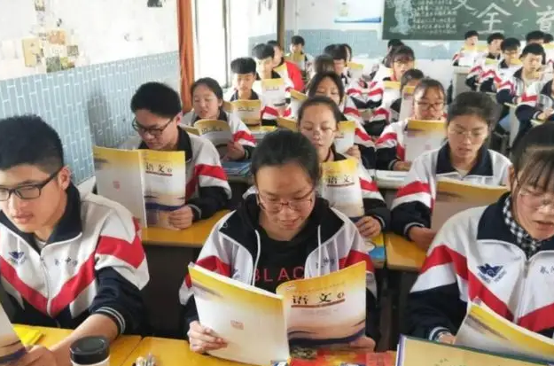 大学生有两副面孔，“校内和校外”判若两人，就连亲妈都没认出来