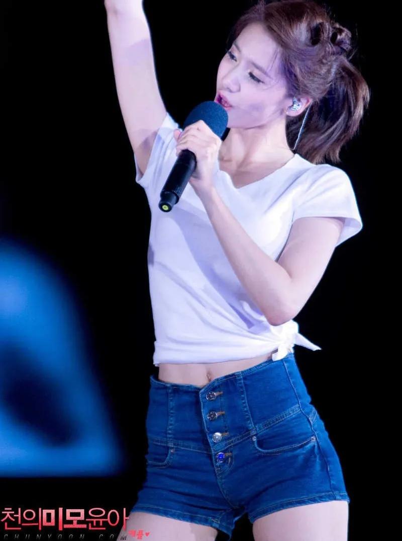 少女时代的林允儿，牛仔短裤短袖，清纯可爱