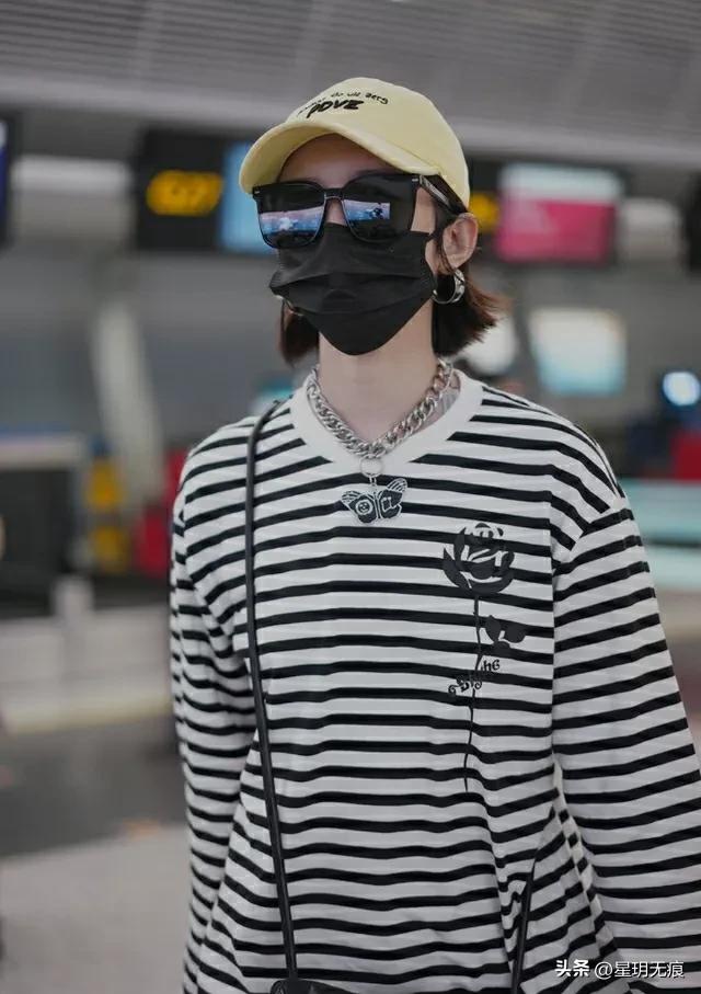 孟美岐戴墨镜鸭舌帽低调现身 搭蝴蝶吊坠嘻哈范十足