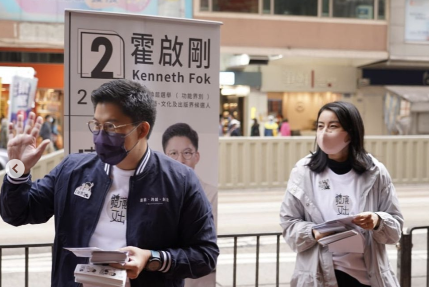 霍启刚带郭晶晶和儿子街头拉选票，亲弟弟一同现身帮宣传尽心尽力