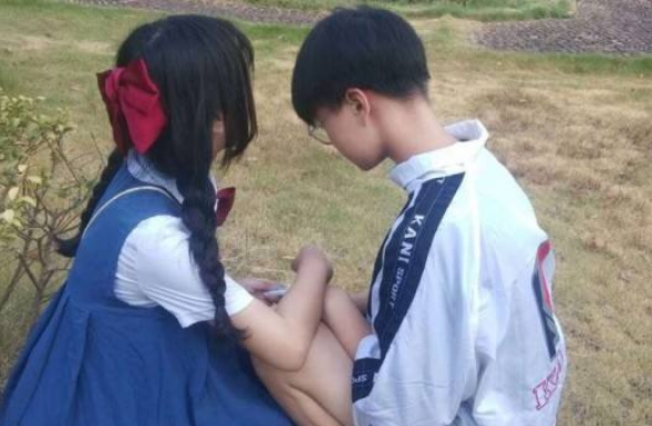 小学生想和喜欢的女生同桌，给老师写申请书，理由让老师难以拒绝