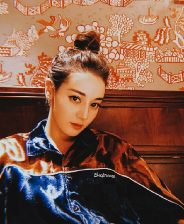 迪丽热巴也太有异域风情了,把灯笼当做衣服穿,短发造型也太A了