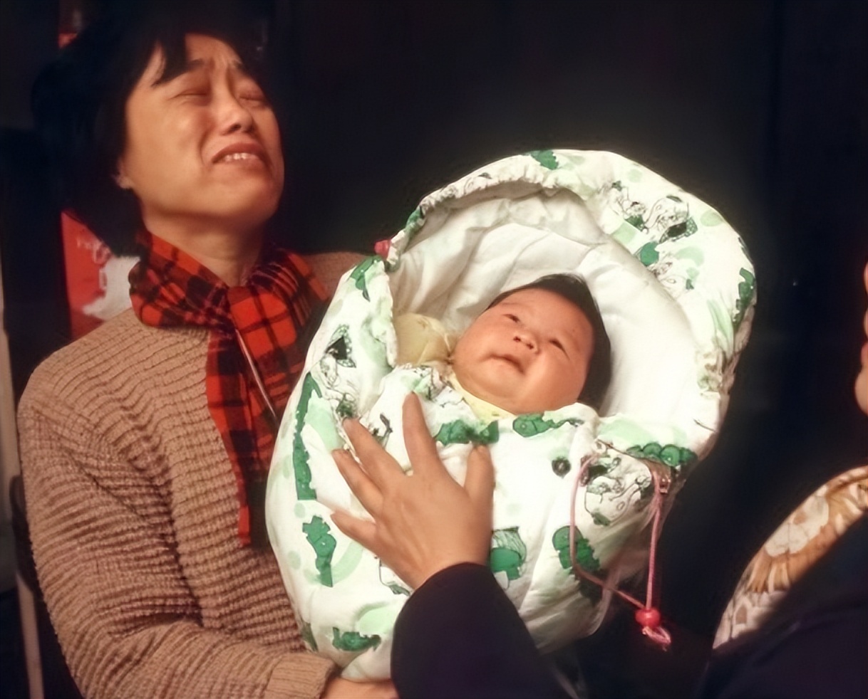 2017年，女孩金榜题名后，偷偷与富豪生父相认，穷养父：早干嘛了