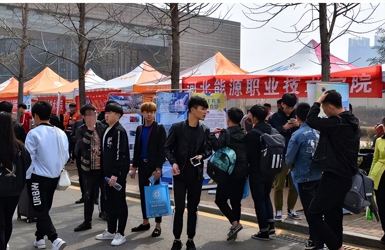 上大学后才懂得，高考上大专和走单招区别有多大，学生可别选错了