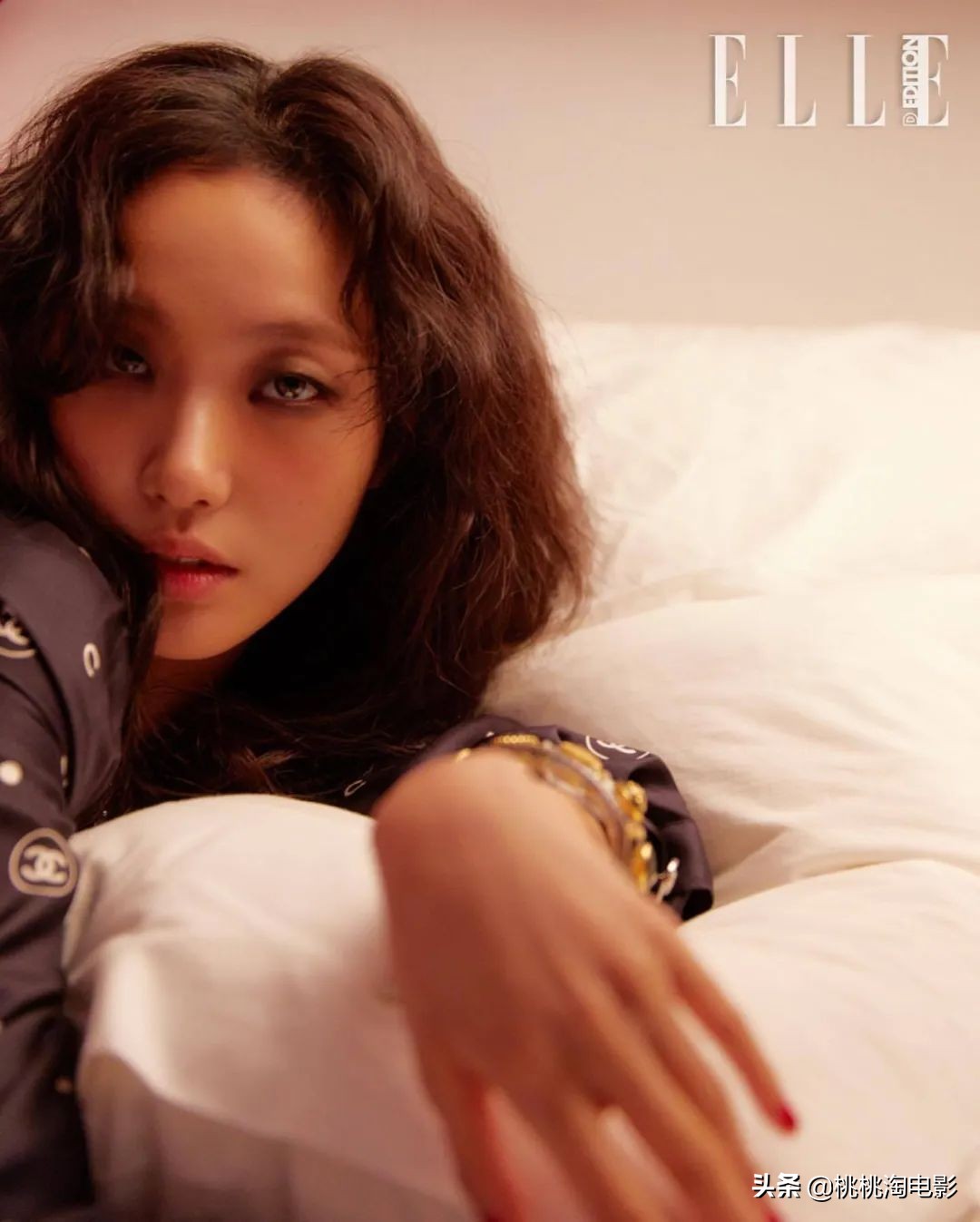 韩国女星金高银《ELLE》封面大片，烟熏妆羊毛卷酷劲十足