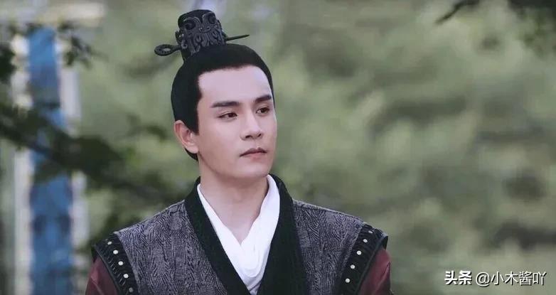 《白发王妃》现任设计喂药让她白头，前任喂解药却被她刺伤