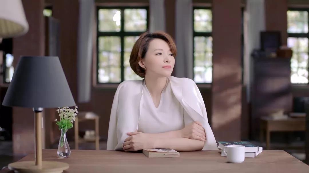 抖音上董卿说的五句话人间清醒董卿的五个金句告诉我们人活着就为了做