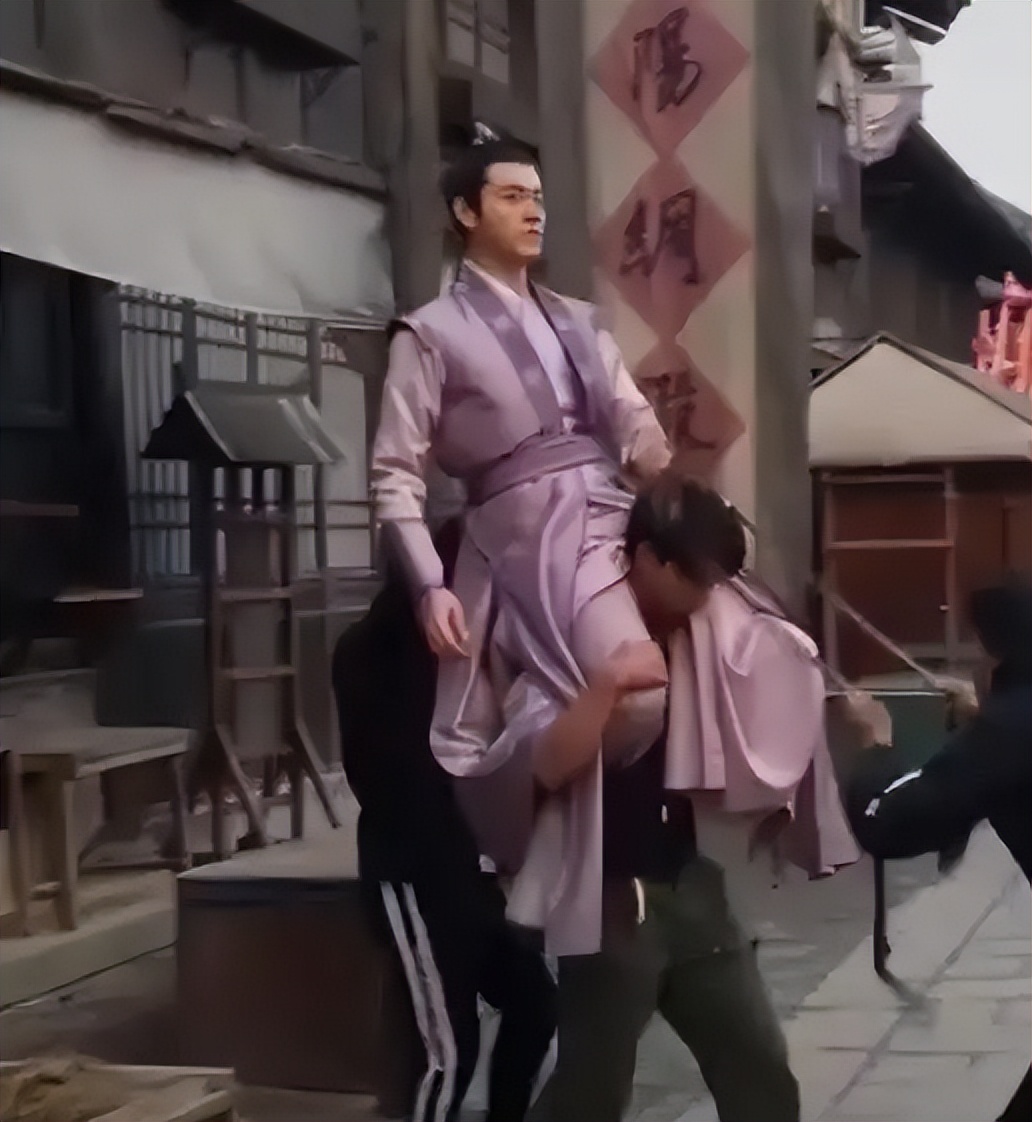 吃空气、假开车、骑假马、戴假肩胛骨，内娱明星拍戏有啥是真的？