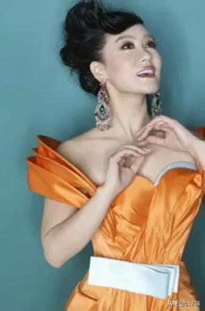 谭晶情史，青歌赛上成名，长城上开演唱会，嫁爱情高龄产子