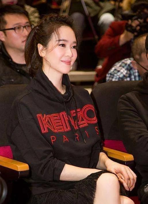 左小青靓丽的风采，越来越精致的美，羡慕嫉妒恨