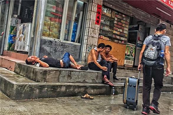 “三和大神”：每天混日结，为了口吃的，有人甚至会卖身份证