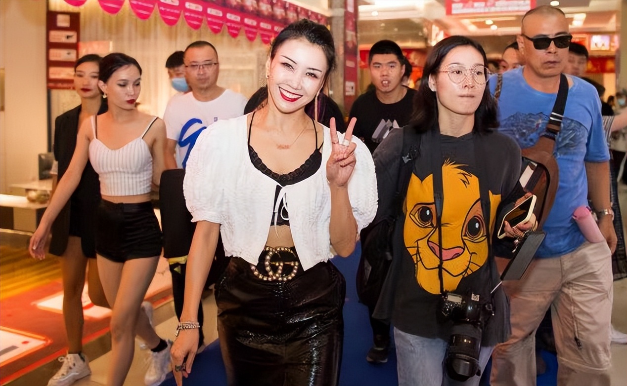 王蓉为博眼球真拼，蕾丝配皮裙打扮招摇却不高级，胖了一圈脸显肿