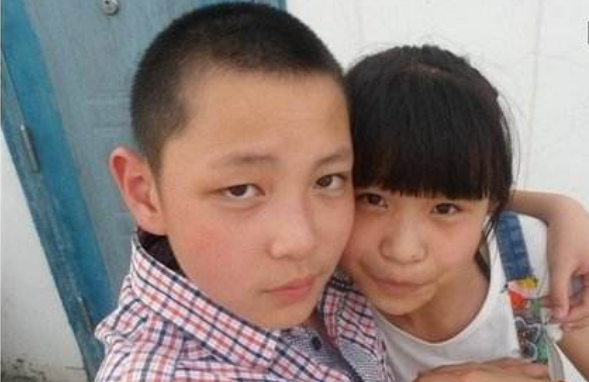 小学生想和喜欢的女生同桌，给老师写申请书，理由让老师难以拒绝