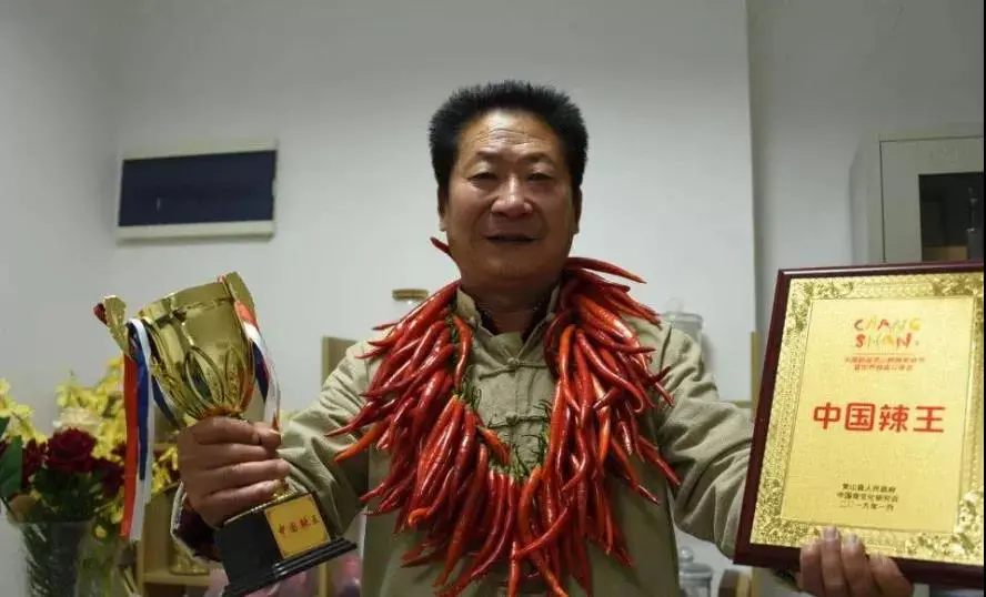 河南辣王李永志:每天5斤辣椒配白酒,破世界纪录,下场让人同情