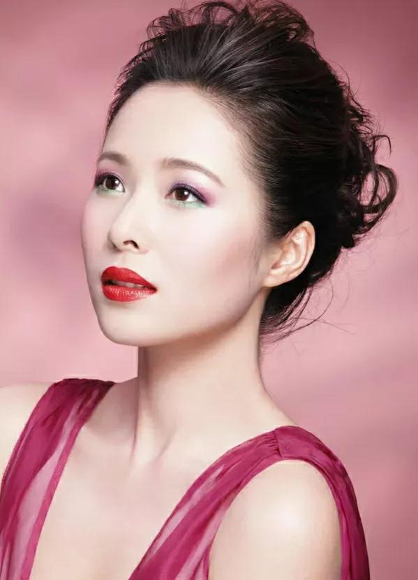 44位明星驾驭的红色服饰典雅大方，由内而外散发出自然的美感