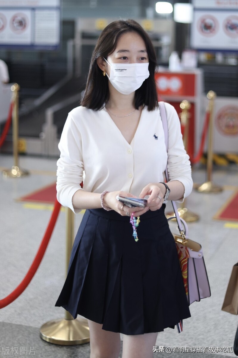 蒋梦婕米色开衫搭配短裙短发披肩发型显青春有活力,少女范十足