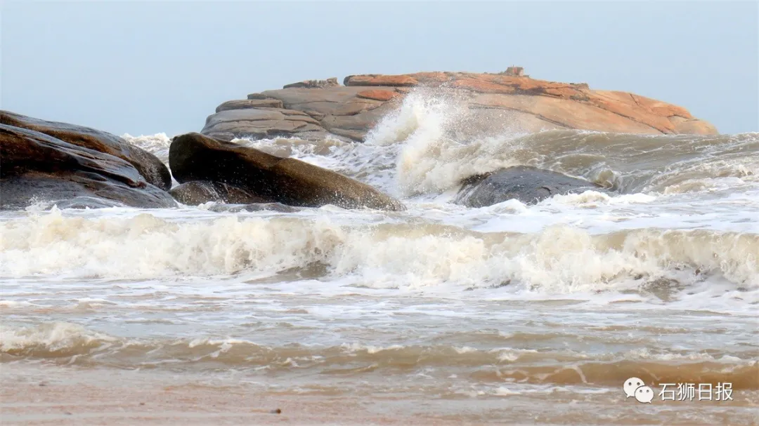 风劲潮涌浪高起，石狮海湾大风歌