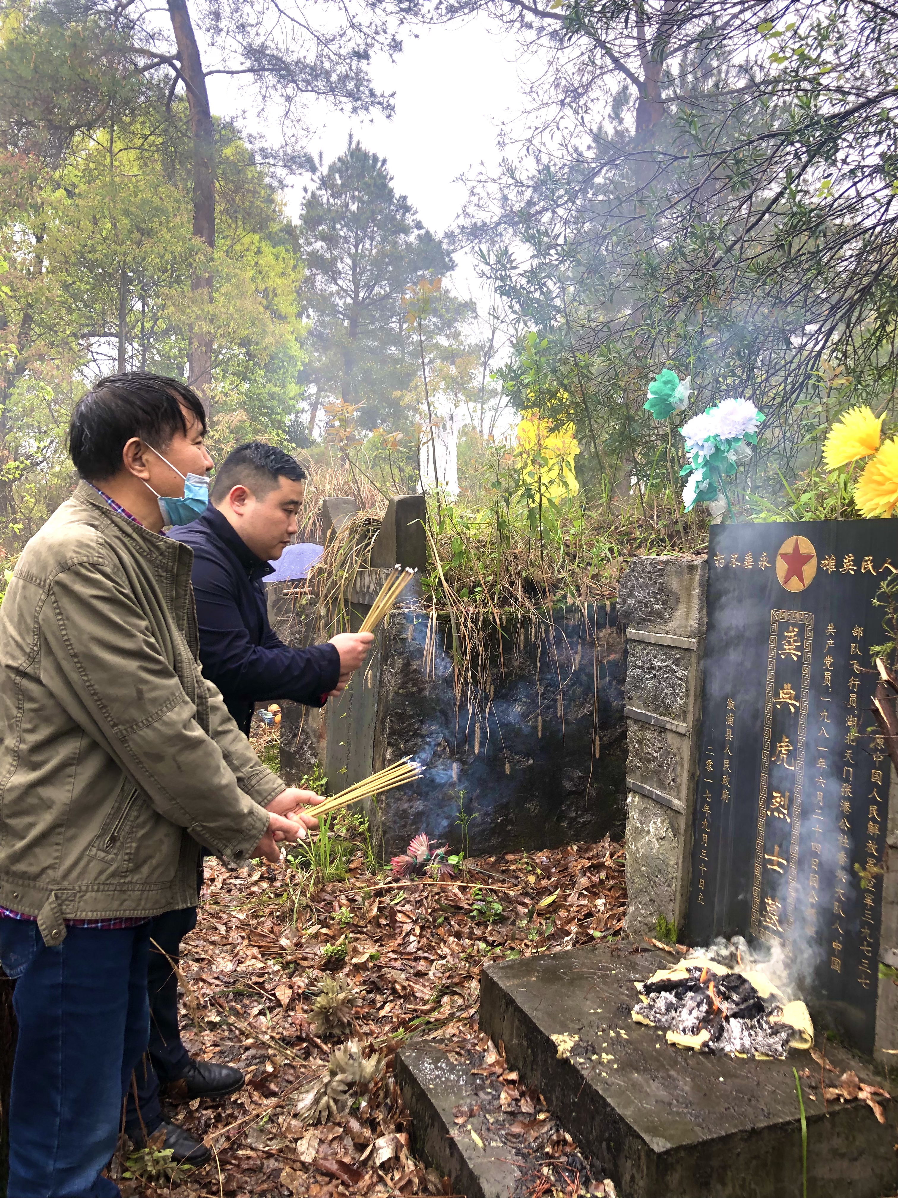 不忘初心缅英雄,湖南最美新乡贤陈黎明为烈士扫墓坚持40载-新湖南