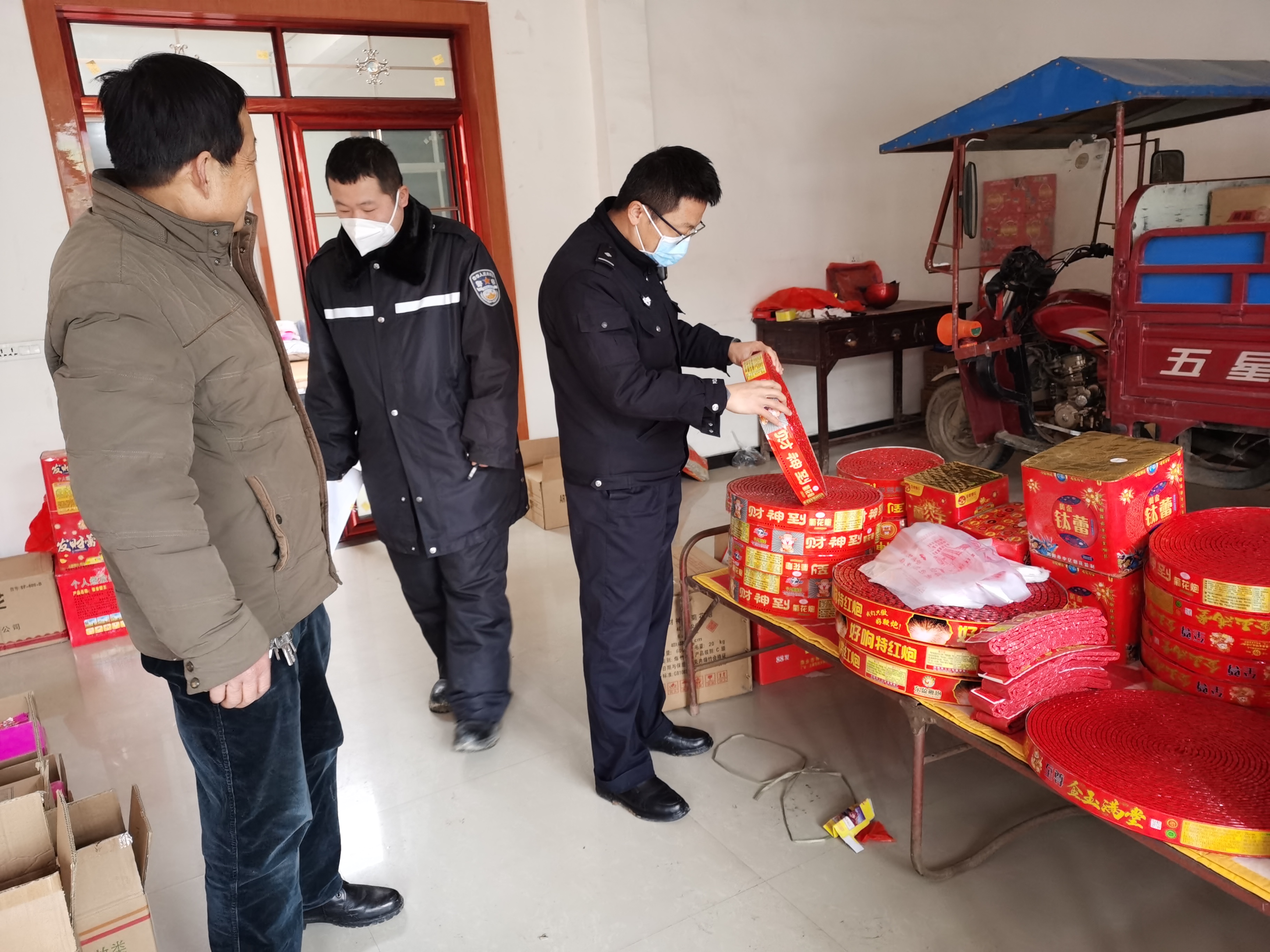 渭南富平张桥派出所深入辖区对烟花爆竹销售点进行安全检查