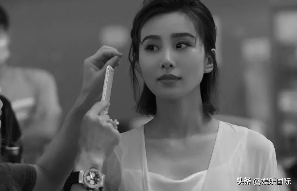 刘诗诗黑白色系花絮照释出 颜值抗打气质好