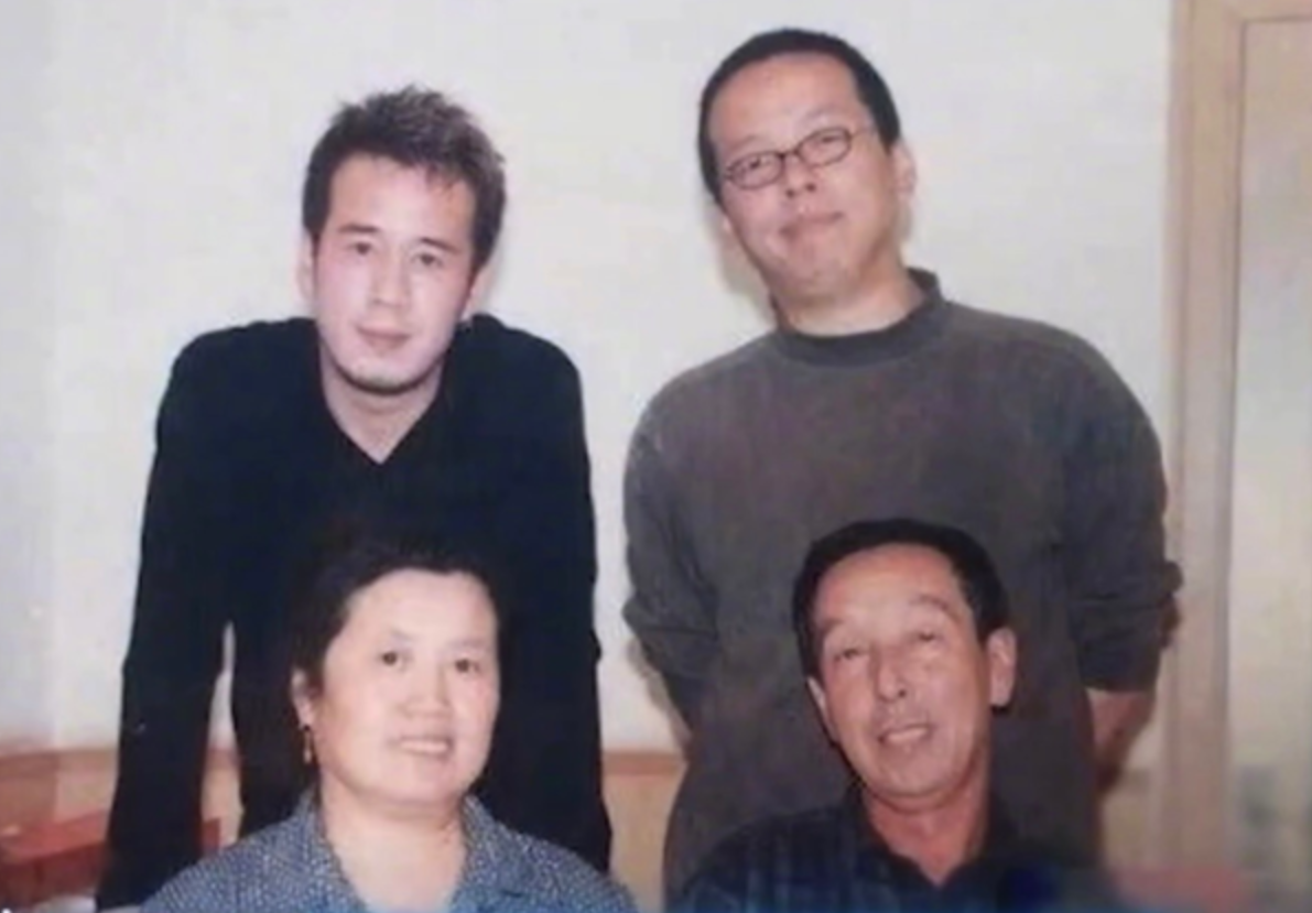被女友养3年还当掉对方项链，50岁杨坤至今未婚，爱人已不在人世